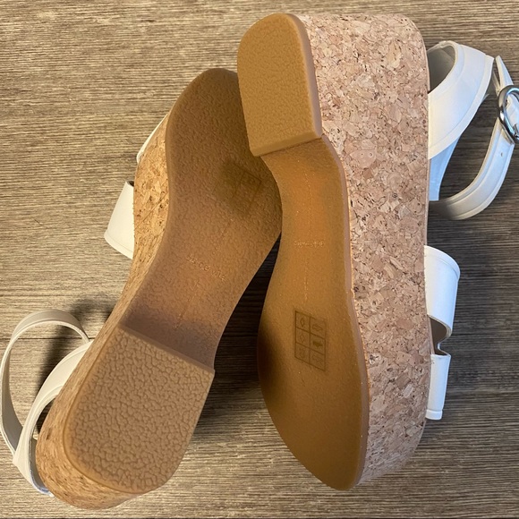 Dolce Vita Linda Off White Leather Heels - Picture 2 of 4